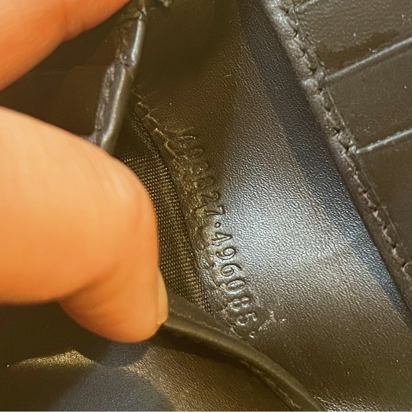 Gucci wallet for men. 100% authentic, fairly new condition. Retail for $650+ - Picture 3 of 4